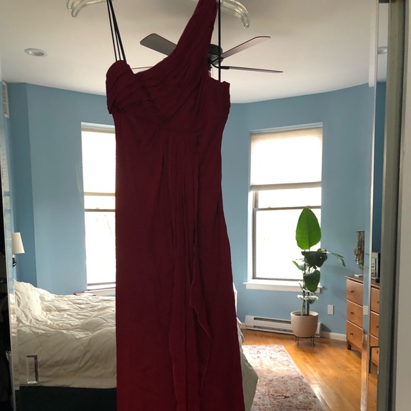 Beautiful red one shoulder gown - Picture 2 of 4